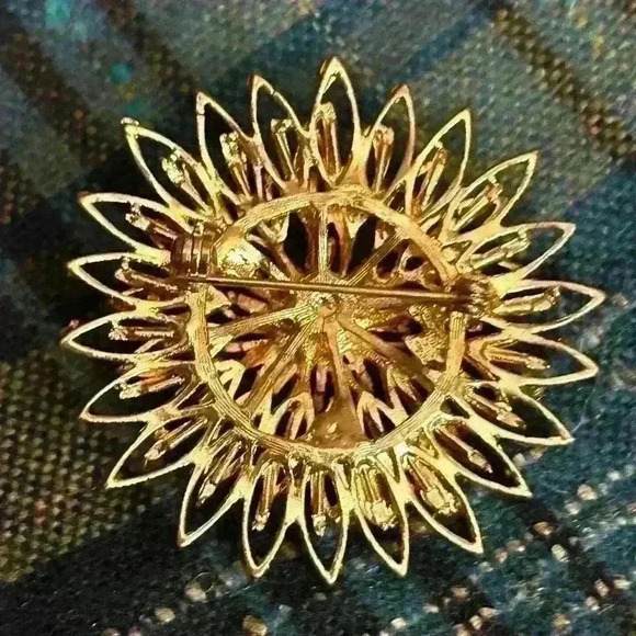 Vintage gold tone faux pearl geometric flower brooch - Picture 3 of 4